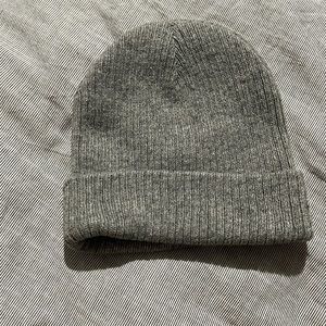 Gray beanie wild falde